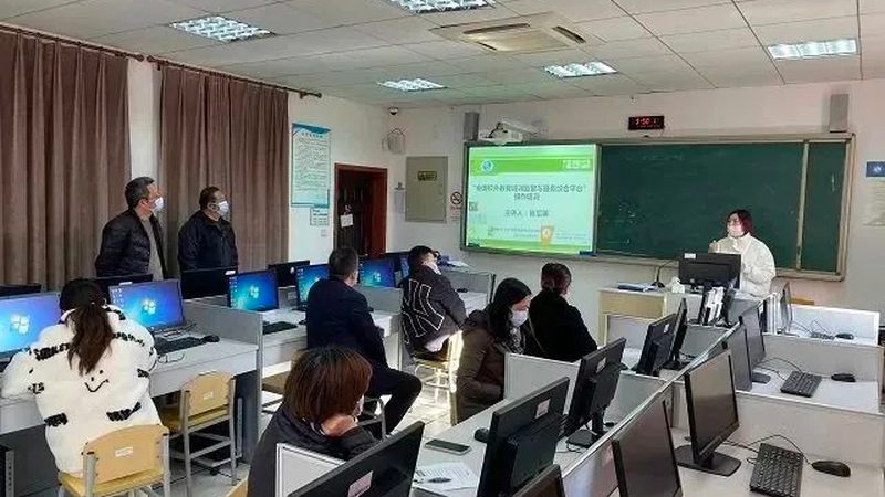 叉车操作后，应及时进行清洁和保养，以延长叉车的使用寿命。具体包括：